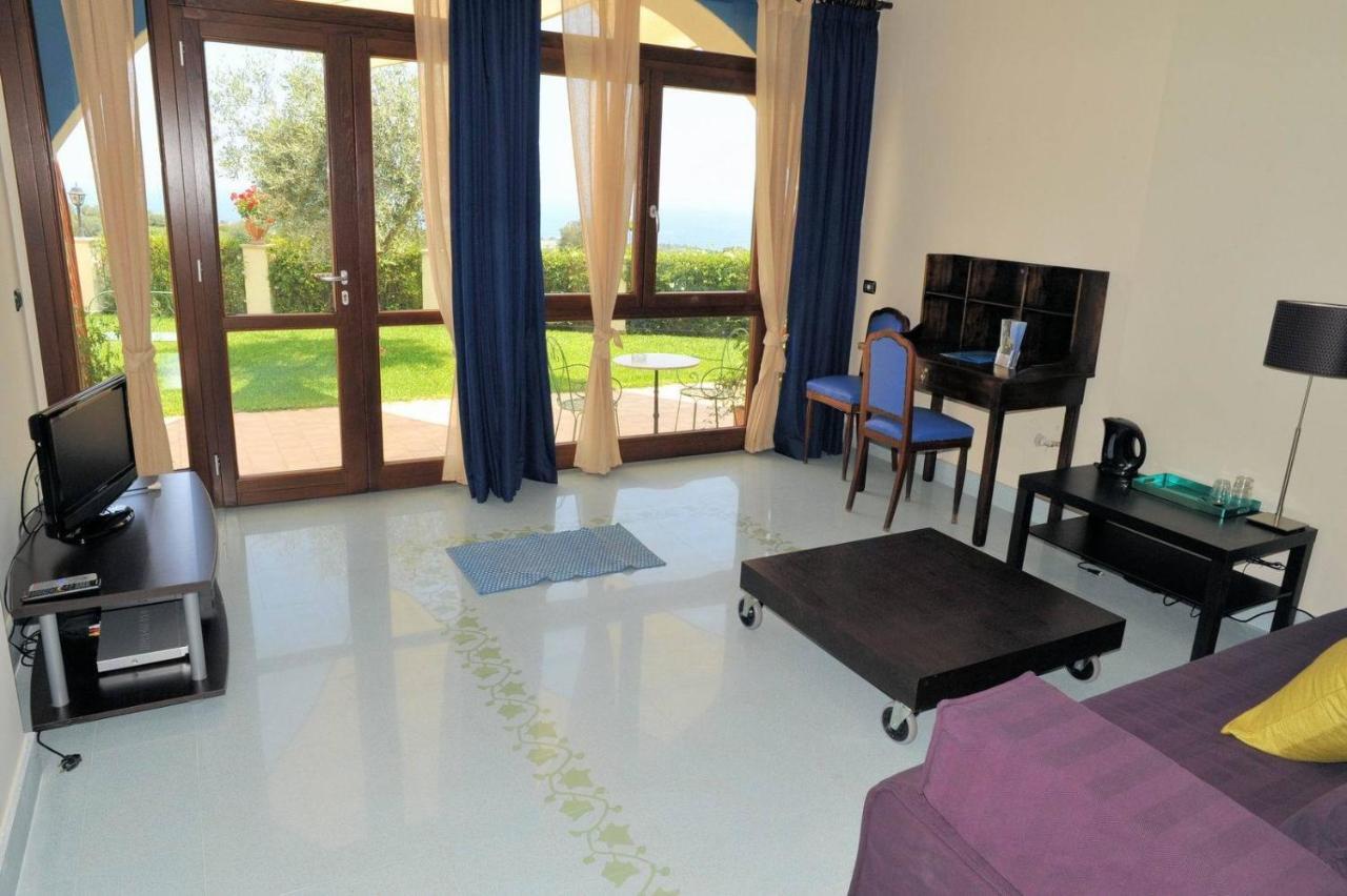 أتشيريالي Tenuta Santa Tecla الغرفة الصورة